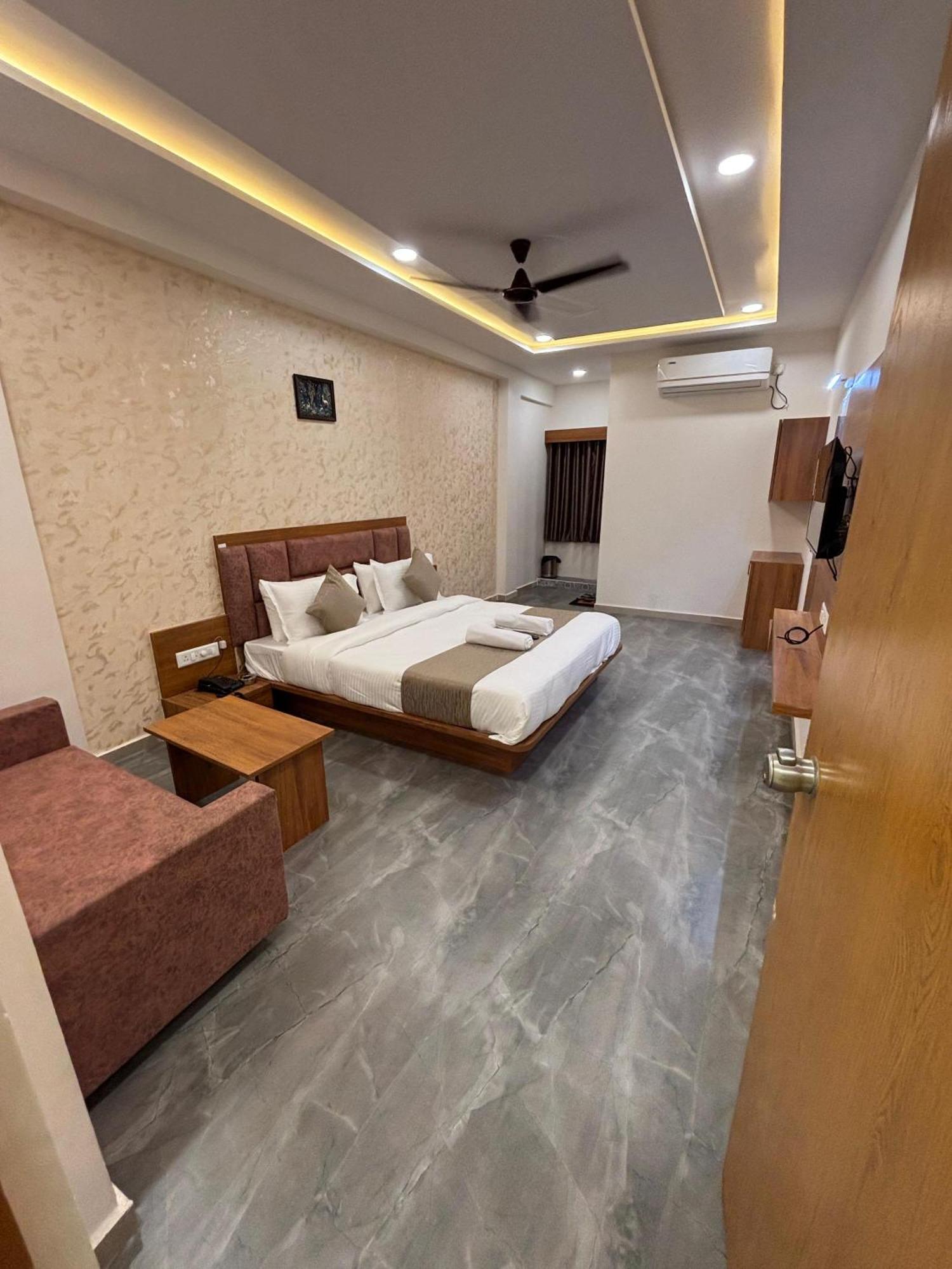 Hotel Mountain Bharuch Екстериор снимка