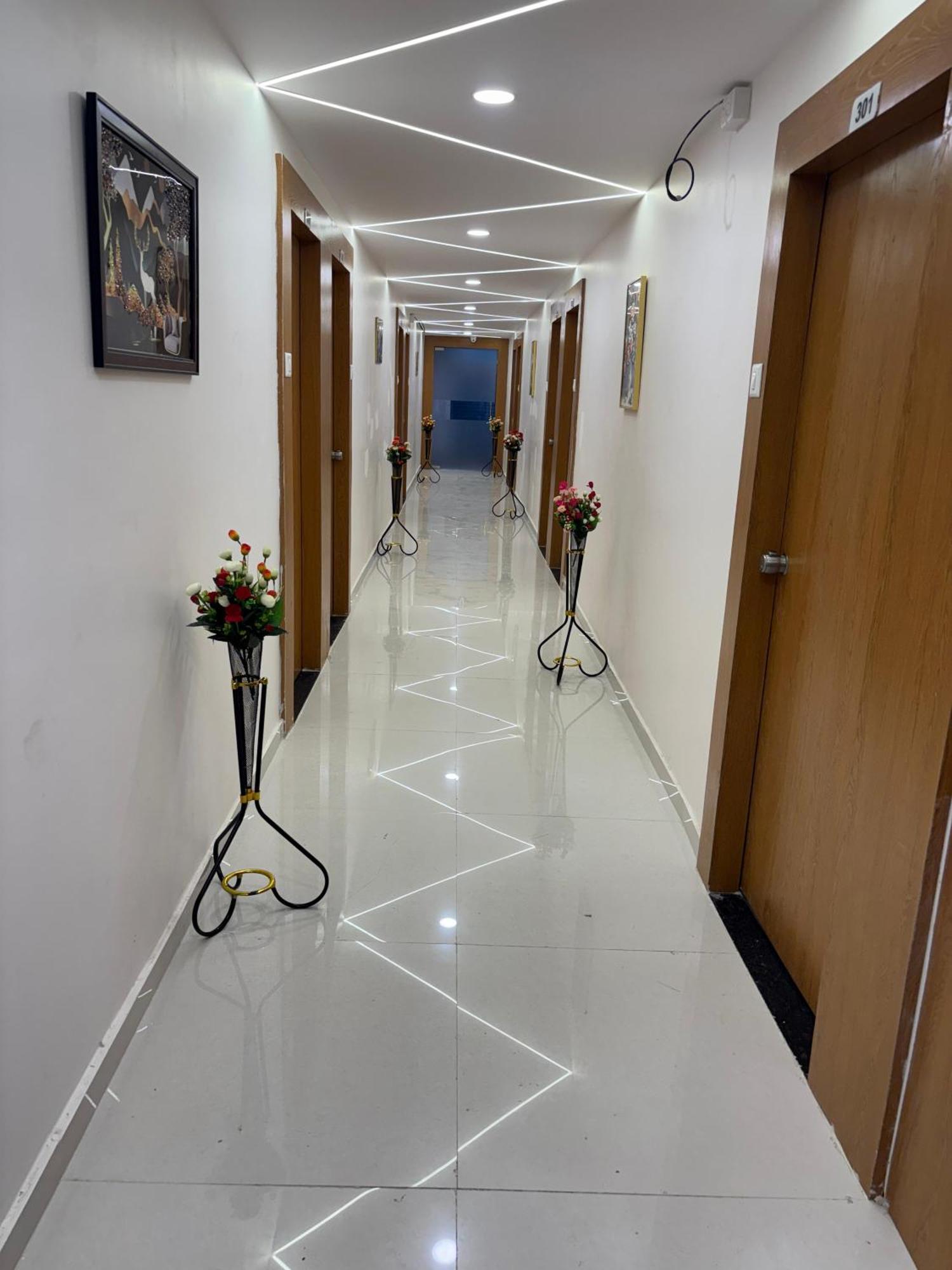 Hotel Mountain Bharuch Екстериор снимка