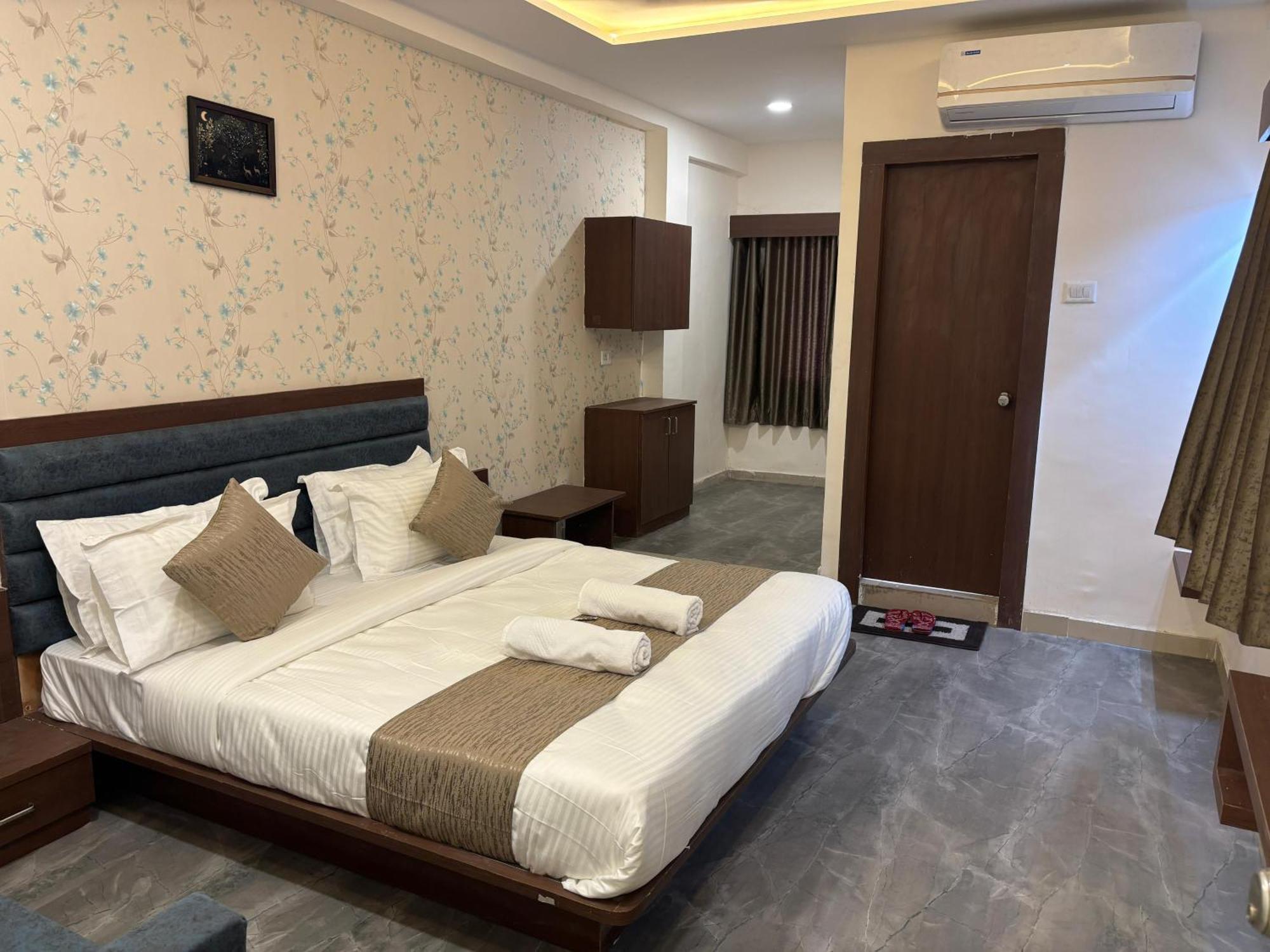 Hotel Mountain Bharuch Екстериор снимка