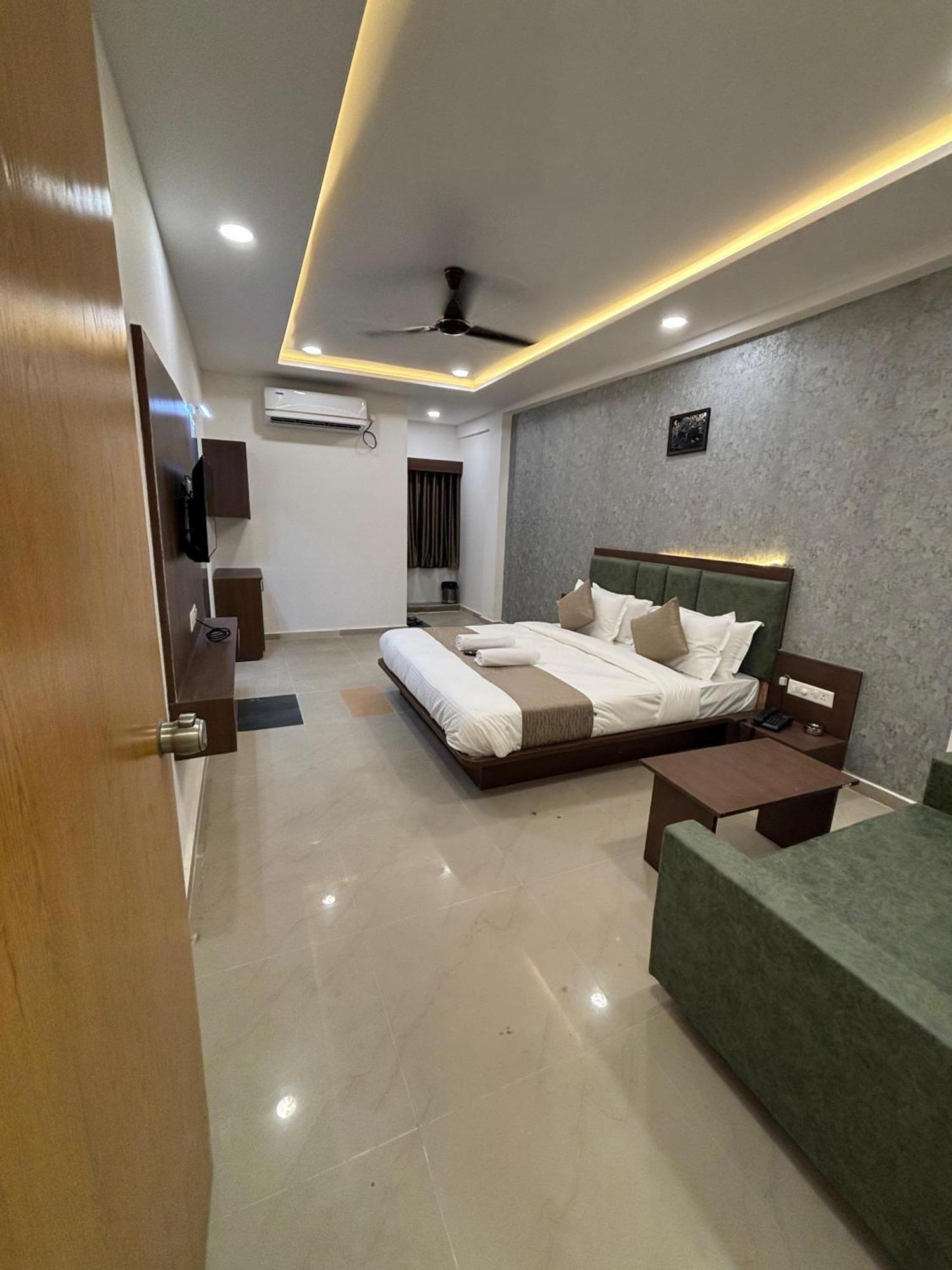 Hotel Mountain Bharuch Екстериор снимка