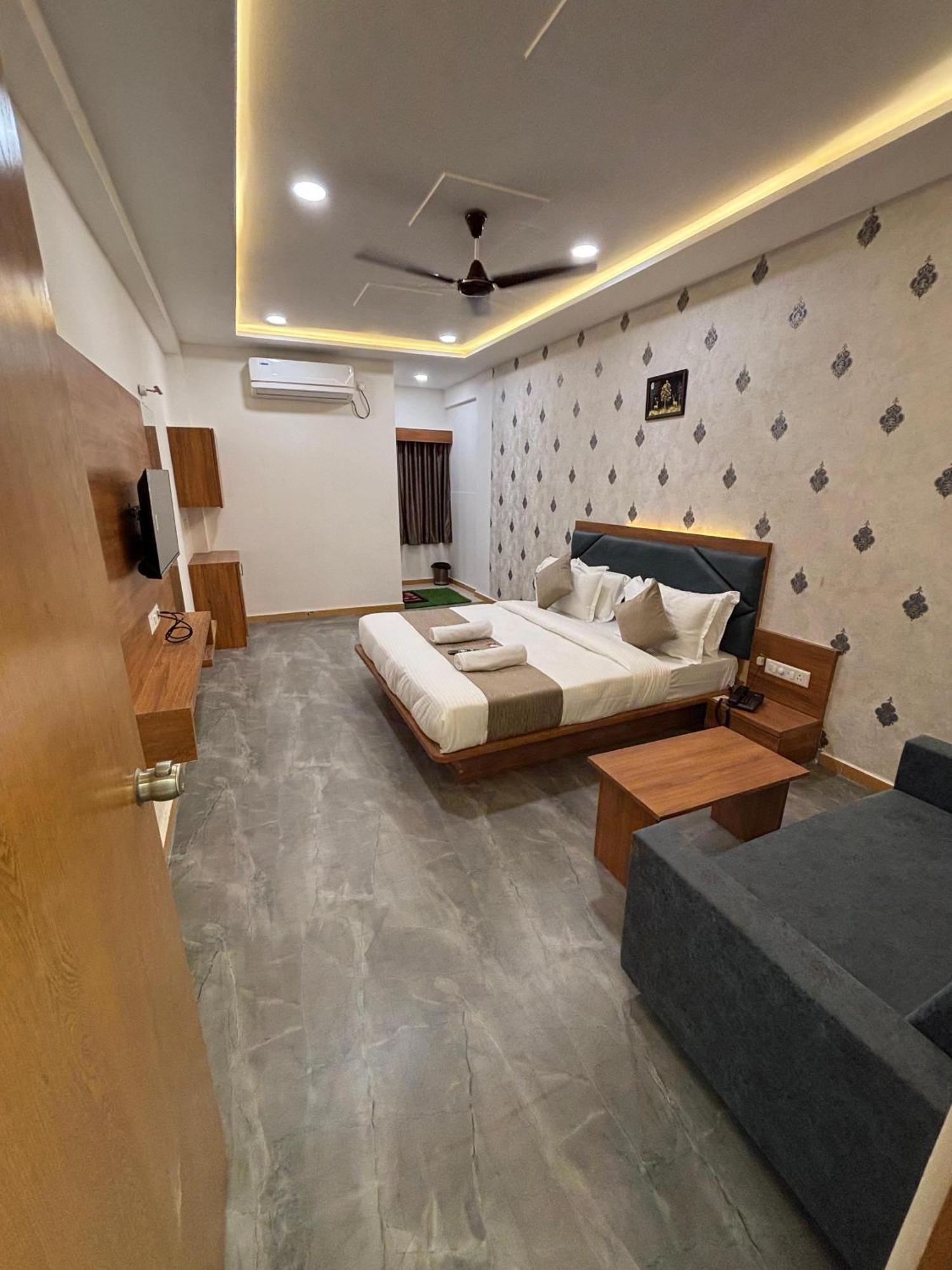 Hotel Mountain Bharuch Екстериор снимка